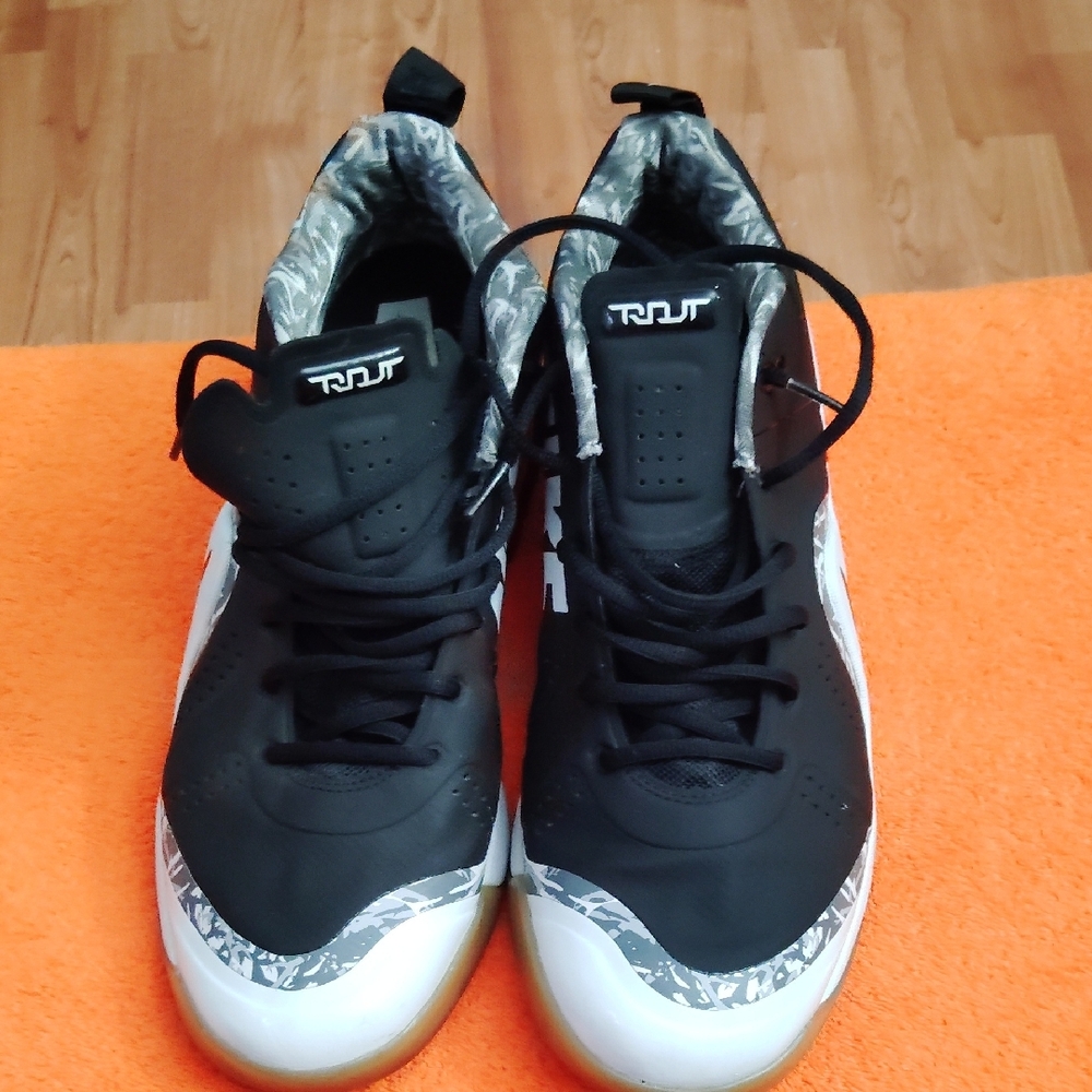 Nike Black and White Athletic Shoes High-Top Design